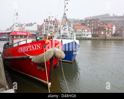 La Pesca con Lenza in mare nave capotribù e trawler "Pamela S' ormeggiate insieme a Whitby nuova banchina in una nebbiosa giornata invernale e Foto Stock