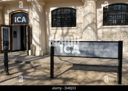 Un segno di fronte all'ingresso della ICA in Mall, Londra Foto Stock