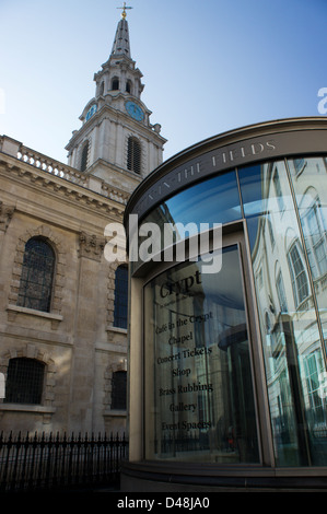 Ingresso al ponte o la scalinata che dà accesso alla cripta di San Martin-in-the-Fields. Foto Stock