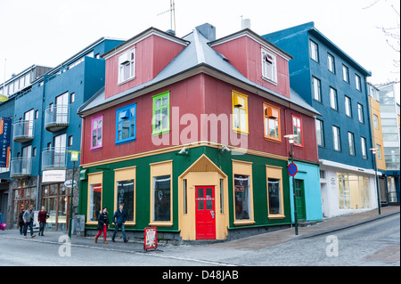 Verniciato colorato di ferro ondulato edifici rivestiti in Reykjavik Islanda Foto Stock