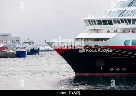 Il norvegese Hurtigruten nave MS Trollfjord nel dock Foto Stock