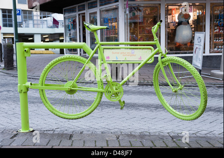 Un dipinto di bicicletta utilizzata come una barriera a Reykjavik in Islanda Foto Stock