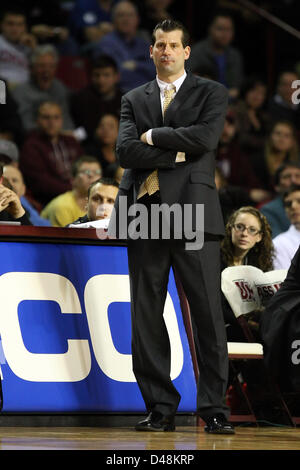 8 marzo 2013 - Amherst, Massachusetts, Stati Uniti - 7 Marzo 2013: Massachusetts Minutemen head coach Derek Kellogg durante il NCAA pallacanestro tra il Massachusetts Minutemen e Butler Bulldogs a Mullins Center. Il maggiordomo ha sconfitto il Massachusetts 73-62. Anthony Nesmith/CSM Foto Stock