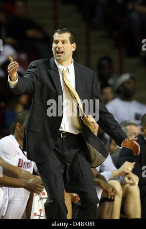 8 marzo 2013 - Amherst, Massachusetts, Stati Uniti - 7 Marzo 2013: Massachusetts Minutemen head coach Derek Kellogg reagisce durante il NCAA pallacanestro tra il Massachusetts Minutemen e Butler Bulldogs a Mullins Center. Il maggiordomo ha sconfitto il Massachusetts 73-62. Anthony Nesmith/CSM Foto Stock