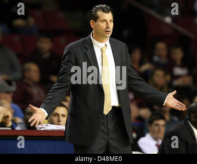 8 marzo 2013 - Amherst, Massachusetts, Stati Uniti - 7 Marzo 2013: Massachusetts Minutemen head coach Derek Kellogg reagisce durante il NCAA pallacanestro tra il Massachusetts Minutemen e Butler Bulldogs a Mullins Center. Il maggiordomo ha sconfitto il Massachusetts 73-62. Anthony Nesmith/CSM Foto Stock