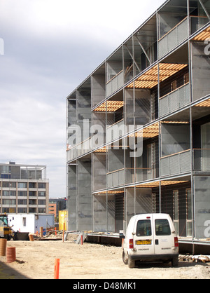 Il progetto "Tilsyn Igen" della Vandkunsten Architects si concentra sulla costruzione di abitazioni nel porto di Copenaghen. Il design integra materiali sostenibili e principi architettonici moderni, con un'enfasi sulla funzionalità e sulla vita della comunità. Lo sviluppo offre alloggi a prezzi accessibili in un ambiente urbano moderno, dimostrando l'impegno dell'azienda a favore di un'architettura socialmente responsabile. Foto Stock