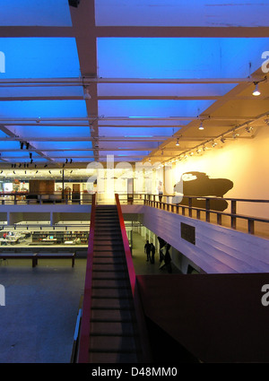 Il Museu de Arte de São Paulo (MASP), progettato da Lina Bo Bardi, è un esempio iconico di architettura modernista. Costruito a São Paolo, il museo è caratterizzato da un uso audace di cemento e vetro, con un distinto spazio aperto sotto l'edificio, creando un'area pubblica innovativa. Foto Stock