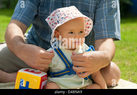 Wroclaw, Polonia, Padre con sua figlia come un bambino in giardino Foto Stock