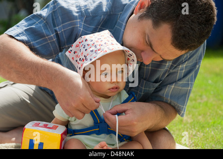 Wroclaw, Polonia, Padre con sua figlia come un bambino in giardino Foto Stock