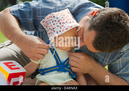 Wroclaw, Polonia, Padre con sua figlia come un bambino in giardino Foto Stock