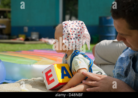 Wroclaw, Polonia, Padre con sua figlia come un bambino in giardino Foto Stock