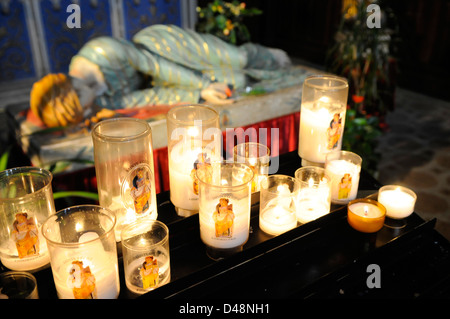 Candele accanto l'effigie di San Cecile nella cattedrale cattolica. Albi, Tarn, Francia Foto Stock