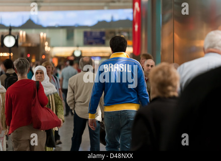 Istanbul, Turchia, l'Aeroporto Internazionale Ataturk, folle nella zona di transito Foto Stock