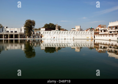 Una vista sul tranquillo lago circostante Durgiana Shree tempio indù di Amritsar, Punjab (India). Foto Stock