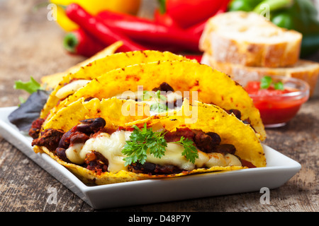 Taco con chili con carne in una ciotola Foto Stock