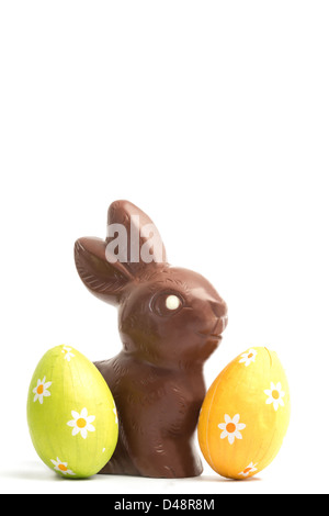 Coniglio di cioccolato con due uova di pasqua Foto Stock