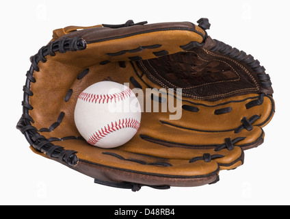 Il baseball e il Guanto baseball isolato su bianco, include il tracciato di ritaglio Foto Stock