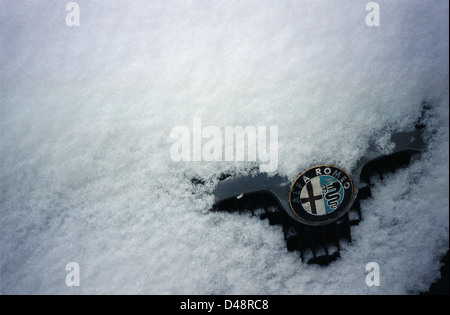 Alfa Romeo Auto badge nella neve Foto Stock