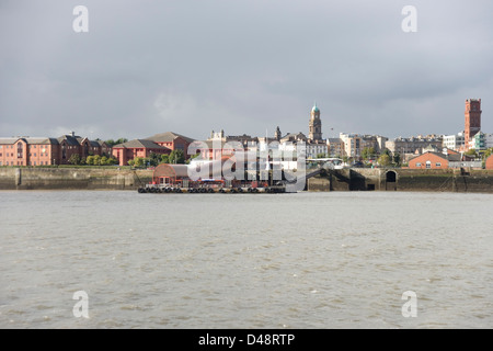 Woodside piede Ferry Terminal e Birkenhead e Mersey River dal Mersey Ferry Foto Stock