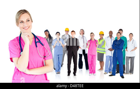 L'infermiera in piedi di fronte a diversi tipi di lavoratori Foto Stock