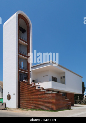 Arborea, nota anche come Mussolinia, situata in Sardegna, è stata fondata durante l'era fascista nell'ambito del progetto di sviluppo rurale di Mussolini. La città riflette l'architettura e l'urbanistica fascista, con influenze razionaliste e moderniste visibili nel suo design. Il sito è una rappresentazione storica della storia politica e architettonica italiana del XX secolo. Foto Stock