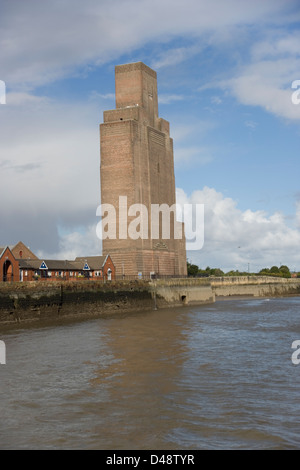 Mersey Tunnel dell'albero di ventilazione edificio in Birkenhead e Mersey River dal Mersey River Foto Stock