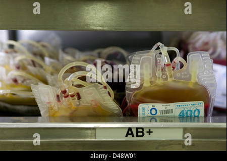 Close up di sacche di sangue contenente il tipo AB+ (positivo) sangue. Foto Stock