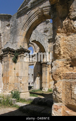 San Simeone, un antico sito di pellegrinaggio cristiano in Siria, presenta rovine dell'architettura bizantina e romana. Il sito, che risale al V secolo, comprende i resti di chiese e monasteri, illustrando il significato storico del cristianesimo nella regione e il suo patrimonio architettonico. Foto Stock