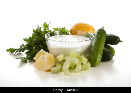 Cetriolo fresco, limoni prezzemolo e yogurt isolati su sfondo bianco Foto Stock