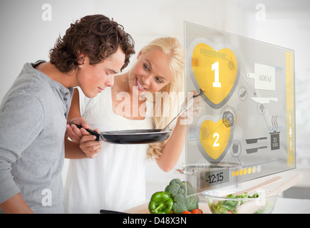 Accoppiare la preparazione della cena tramite interfaccia futuristica Foto Stock