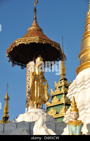 Golden statua del Buddha, Shwedagon pagoda Yangon, Myanmar Foto Stock