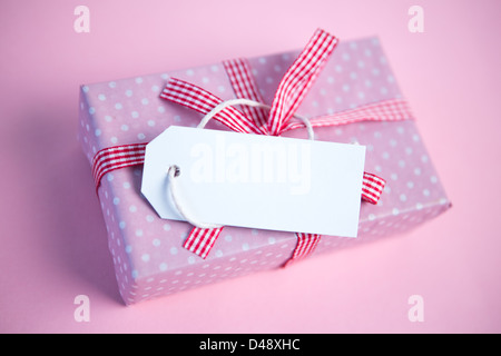 Rosa Gift Wrapped scatola con etichetta vuota Foto Stock