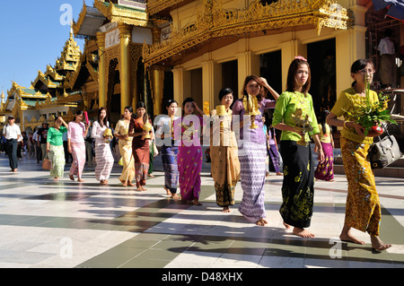 Processione buddista, Shwedagon pagoda Yangon, Myanmar Foto Stock