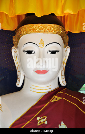 Statua del Buddha, Shwedagon pagoda Yangon, Myanmar Foto Stock