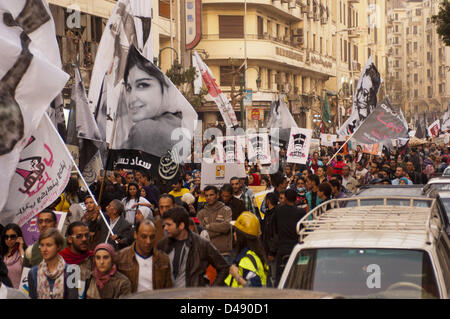 Il Cairo, Egitto. 8 marzo 2013. Gli egiziani marzo attraverso il centro del Cairo per riconoscere la Giornata internazionale della donna il venerdì. Molti dei banner sono immagini egiziano di modelli di ruolo o martirizzati Donne rivoluzionarie. (Immagine di credito: credito: Cliff Cheney/ZUMAPRESS.com/Alamy Live News) Foto Stock