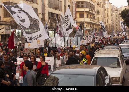 Il Cairo, Egitto. 8 marzo 2013. Gli egiziani marzo attraverso il centro del Cairo per riconoscere la Giornata internazionale della donna il venerdì. Molti dei banner sono immagini egiziano di modelli di ruolo o martirizzati Donne rivoluzionarie. (Immagine di credito: credito: Cliff Cheney/ZUMAPRESS.com/Alamy Live News) Foto Stock