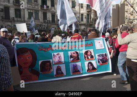 Il Cairo, Egitto. 8 marzo 2013. Gli egiziani marzo attraverso il centro del Cairo per riconoscere la Giornata internazionale della donna il venerdì. Molti dei banner sono immagini egiziano di modelli di ruolo o martirizzati Donne rivoluzionarie. (Immagine di credito: credito: Cliff Cheney/ZUMAPRESS.com/Alamy Live News) Foto Stock