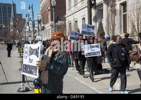 Detroit, Michigan. I residenti di Detroit picket Detroit Athletic Club, dove il Governatore Rick Snyder parlava, per protestare Snyder del piano di nominare un responsabile di emergenza per eseguire la città. La protesta è stata organizzata dalla rete nazionale di azione e di altri gruppi. Credito: Jim West / Alamy Live News Foto Stock