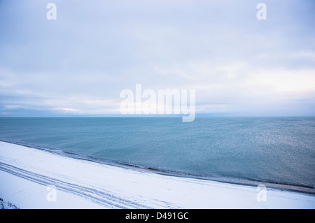 Guardando verso il Beaufort Sea coast in Barrow presso la città originale sito In inverno;Barrow Alaska Stati Uniti d'America Foto Stock