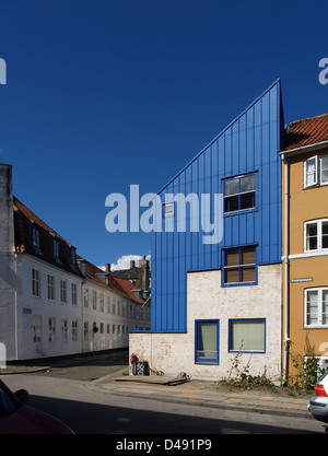 Il progetto di Tegnestuen Vandkunsten per il Det Blå Hjørne (1983) di Copenaghen fonde elementi modernisti con principi di edilizia popolare. Il progetto è noto per il suo caratteristico angolo blu e l'integrazione nel tessuto urbano, che riflette un impegno per l'architettura orientata alla comunità. Foto Stock