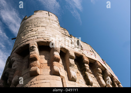 Round torre in pietra e torrette e il Castello di Warwick, Warwickshire, Inghilterra Foto Stock