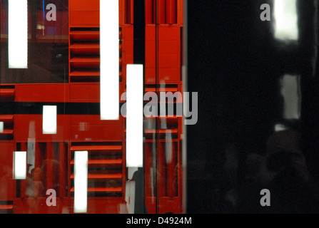 La Danish radio Concert Hall, progettata da Jean Nouvel e completata tra il 2002 e il 2009, è un notevole esempio di architettura moderna a Copenaghen. L'edificio presenta un design suggestivo con particolare attenzione all'acustica e all'estetica contemporanea, giocando un ruolo significativo nel paesaggio culturale della città. Foto Stock