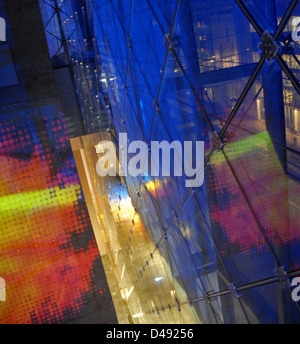 La Danish radio Concert Hall, progettata da Jean Nouvel tra il 2002 e il 2009, è un esempio iconico di architettura contemporanea. Situato a Copenhagen, il design dell'edificio integra elementi modernisti e funzionali, con particolare attenzione all'acustica e agli spazi delle prestazioni. Si tratta di un'aggiunta significativa al paesaggio architettonico danese. Foto Stock