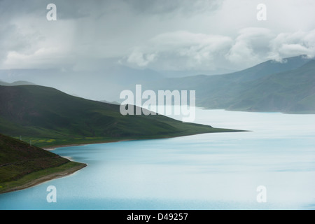 Collinare e paesaggio montano con lago sacro sotto un cielo nuvoloso;Shannan xizang cina Foto Stock