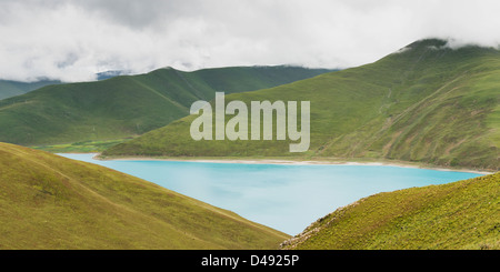 Paesaggio collinare e il lago sacro sotto un cielo nuvoloso;Shannan xizang cina Foto Stock