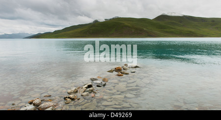 La riva del lago sacro sotto un cielo nuvoloso;Shannan xizang cina Foto Stock