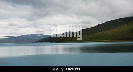 Acqua tranquilla del lago sacro sotto un cielo nuvoloso;Shannan xizang cina Foto Stock