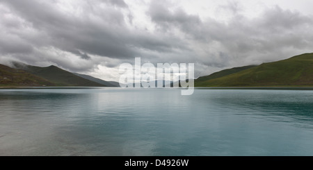 Acqua tranquilla del lago sacro sotto un cielo nuvoloso;Shannan xizang cina Foto Stock