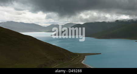 La riva del lago sacro sotto un cielo nuvoloso;Shannan xizang cina Foto Stock