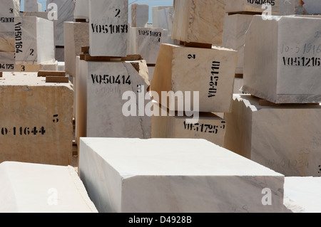 Storageof blocchi di marmo di cava nella periferia della città di Borba e Vila Vicosa, Alentejo, Portogallo Foto Stock